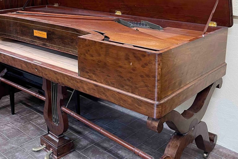 Piano Pleyel carré en acajou moucheté