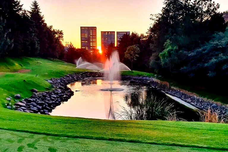 Atardecer sobre el lago del Club de Golf Cañada de Santa Fe, exclusivo para residentes
