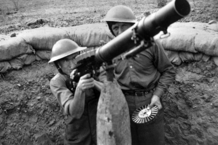 Lewis light machine gun. Photo from the Roger J C Thomas collection