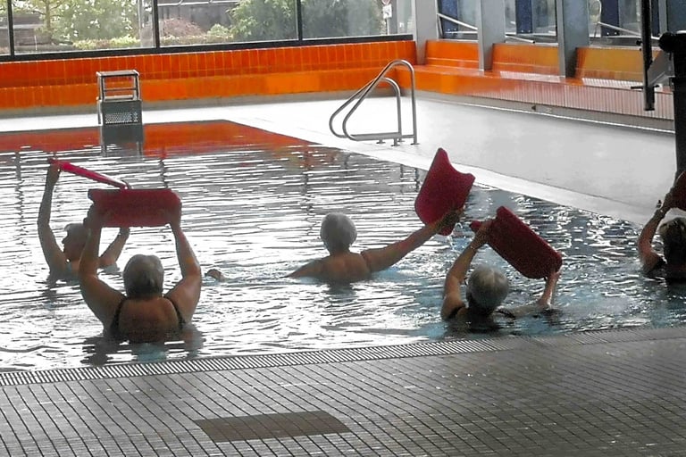 Schwimmhalle Wasser Gymnastik Senioren Schwimmen