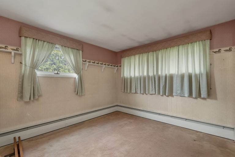 vacant-bedroom-before-virtual-staging