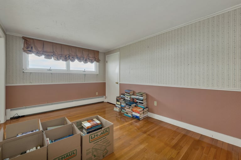 vacant-home-office-before-virtual-staging