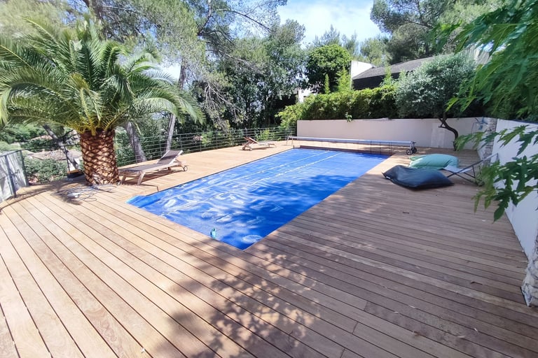 terrasse bois en bois exotique autour de la piscine