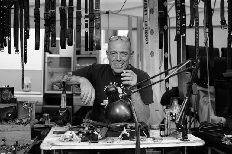 Foto di MaxCuoio seduto al tavolo nel suo laboratorio