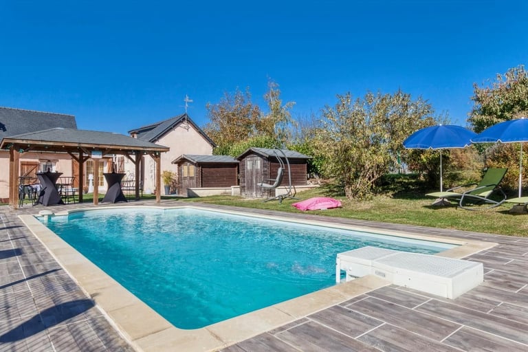 piscine clôturée et sécuriséee