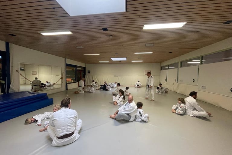 Ouder en kind judo onder leiding van sensei Patrick de Ridder