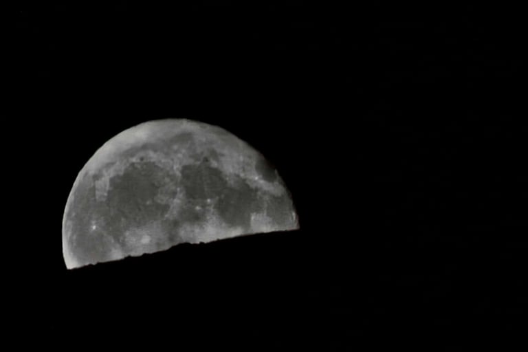 Luna llena en el horizonte