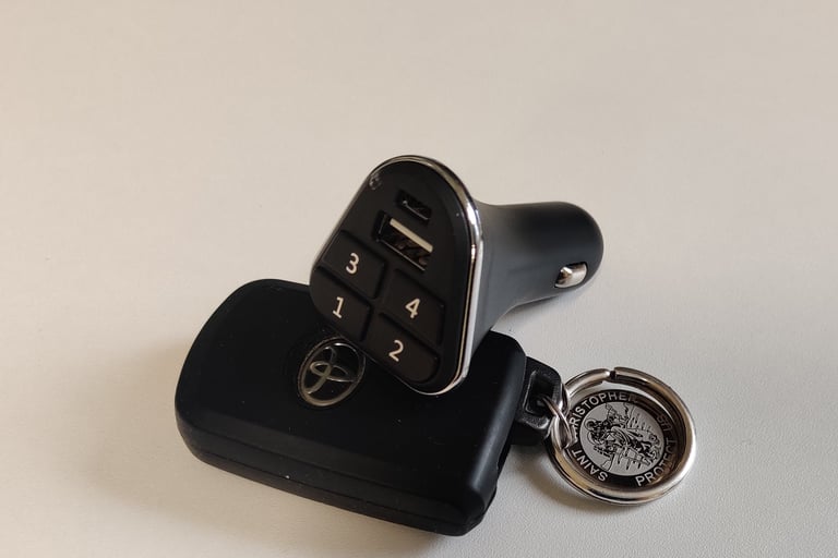 HomeLink alternatyvus pultelis– montuojamas į automobilio cigarečių degiklį, lengvas vartų valdymas