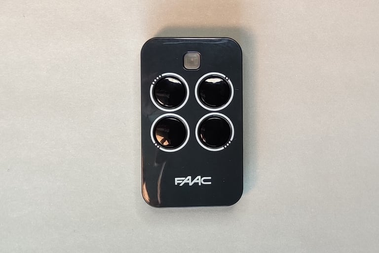 FAAC vartų pultelis 433 MHz – nuotolinio valdymo pultas su Rolling Code, tinkamas garažo vartams