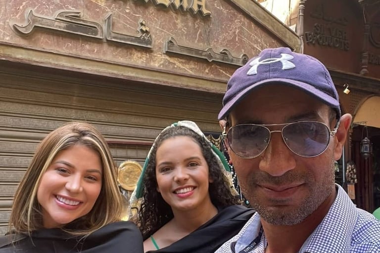 Com monique Salum esposa do jogador de futebol brasileiro Fred que joga em manshester visitando khan el khalili
