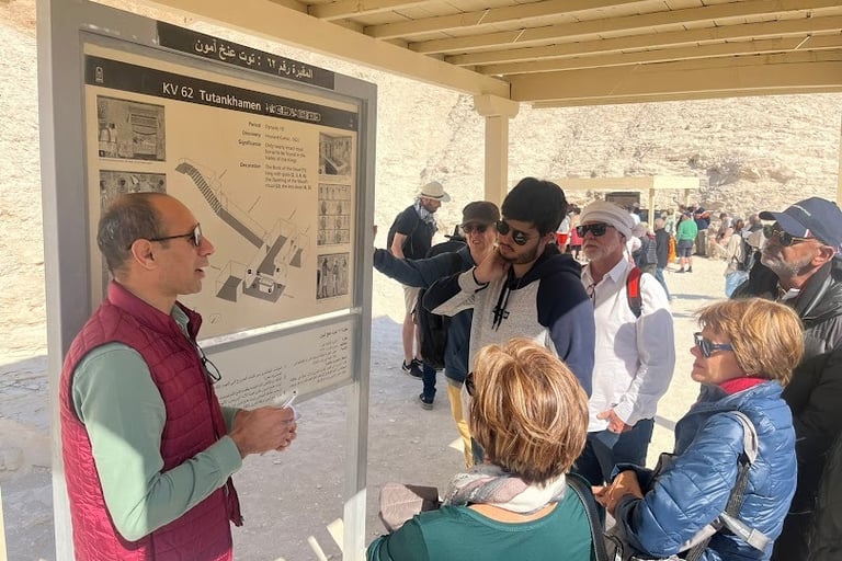 o que fazer em luxor , oguia hadi salah explicando para um grupo brasileiro sobre o vale dos reis