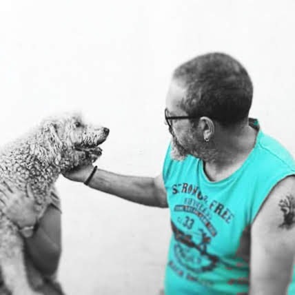 Ernest Belñchi con su perro de aguas Nala