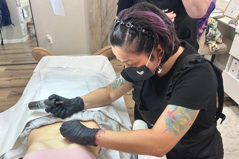Performing a stretch mark blending tattoo procedure