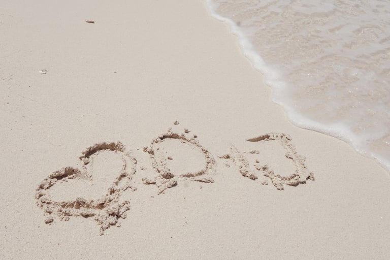 Destination Wedding Malediven:  'D+J' in den Sand am Strand von Helengeli geschrieben.