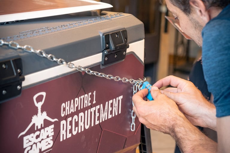 une personne en train de décoder un cadenas de la galcière Escapero