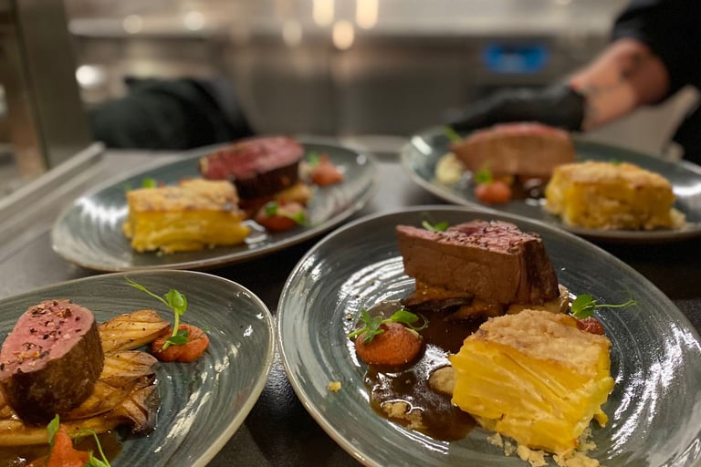 Fleisch und Kartoffelgratin auf den Tellern Catering Irishalle Eriskirch
