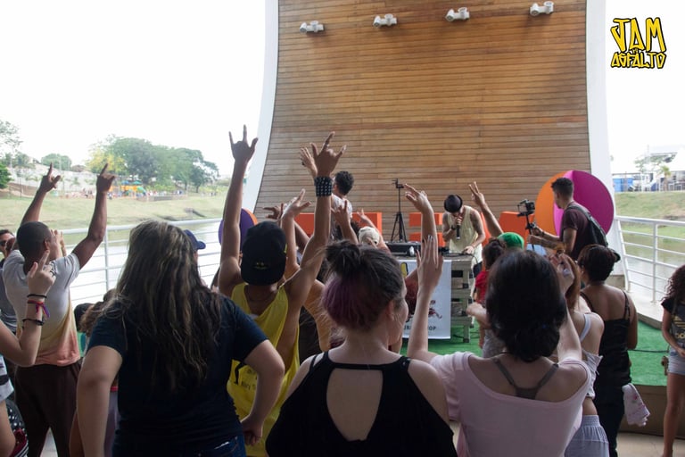 DJ André Rockmaster em performance na Usualdance JAM (na época Jam do Asfalto) no Parque da Cultura no FLIV Votuporanga