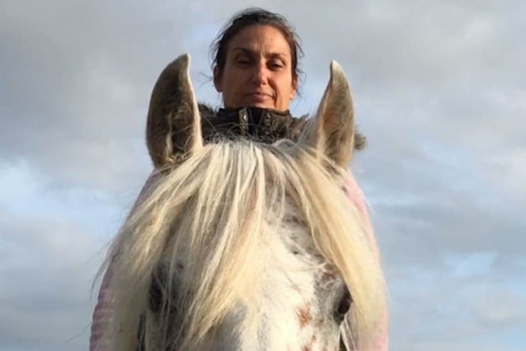 Michal Bleibtreu échange avec son cheval