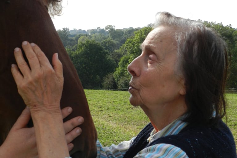 Une femme âgée communique avec Quali  notre cob normand