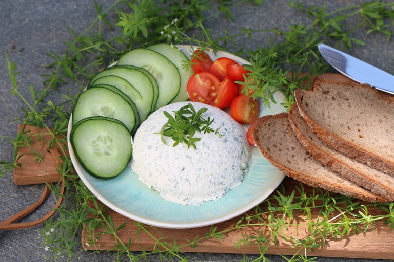 Käse aus Labkraut selber herstellen