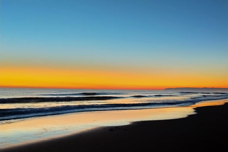 Fotografía de un amanecer maravilloso en zolores azules y naranjas de la artista Eva mas