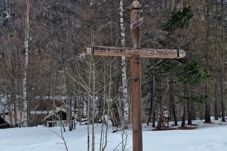 Croix devant la chapelle