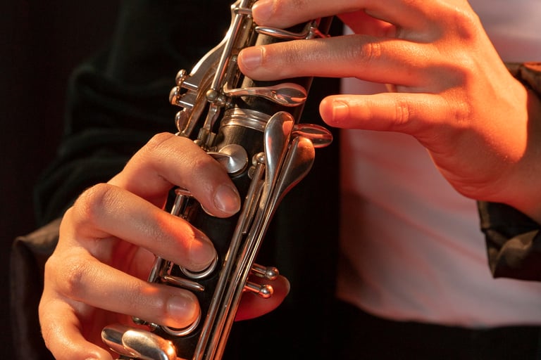 gros plan sur des mains qui jouent de la clarinette