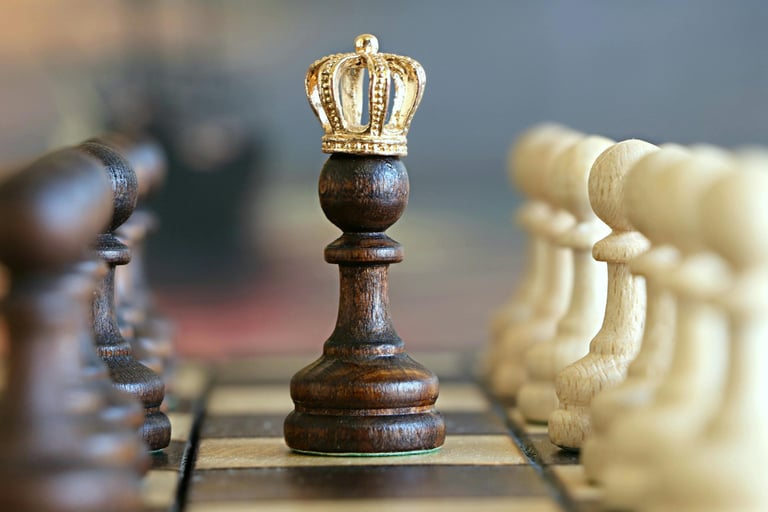 Jeu d'échecs avec une courronne sur un pion