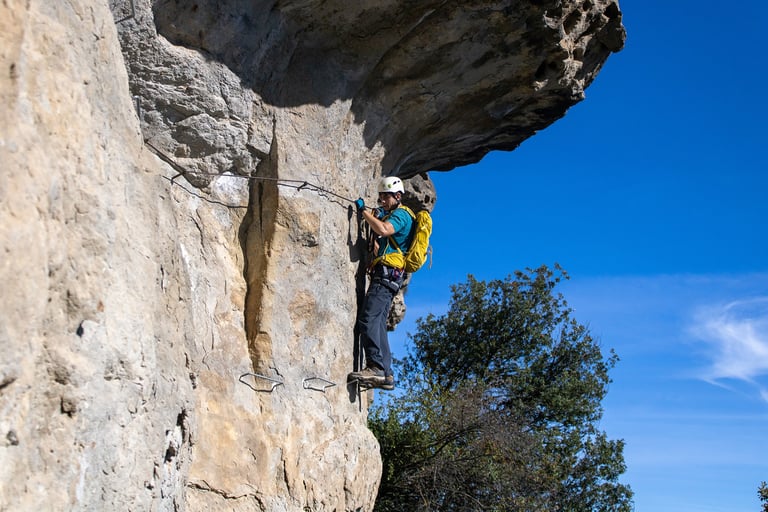 persona sujeta al cable de una via ferrata