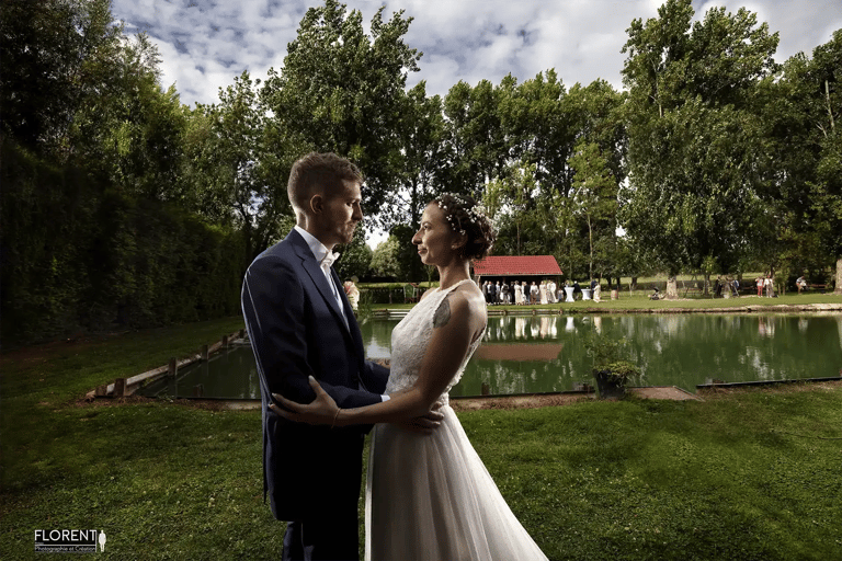  couple amoureux-bord-du-lac vue invite au loin celebre weeding photographer florent studio lille saint omer paris le touquet