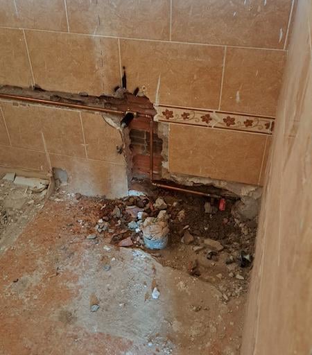 Neue Wasserleitungen Badezimmer 1 Baustelle Markus in La Marina