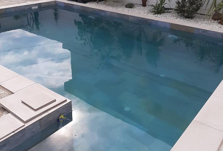 Moderner Pool in La Marina Mit Bodenheizung und Salzwassersystem schweizer Qualität