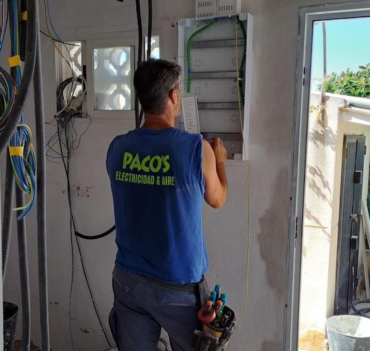 Unser langjährige Elektrofirma bei der Vorbereitung der Schaltkreise in La Marina
