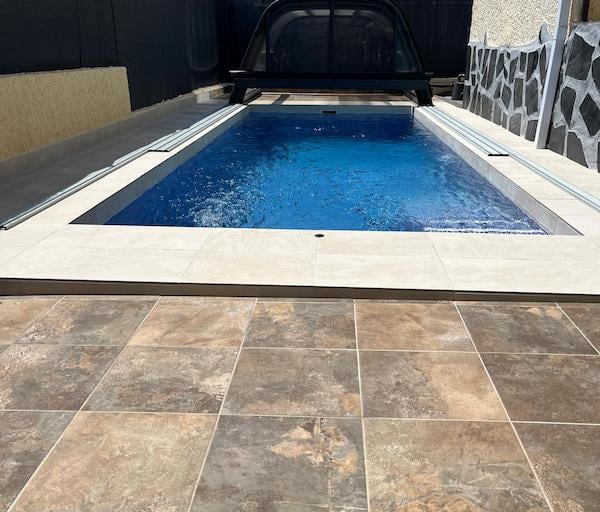 überdeckter Pool mit Solar und Salzwasser System in La Marina