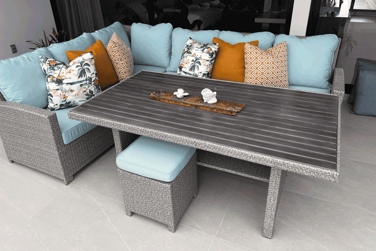 Muebles de terraza con cojines coloridos y estilo acogedor | KARÄNA