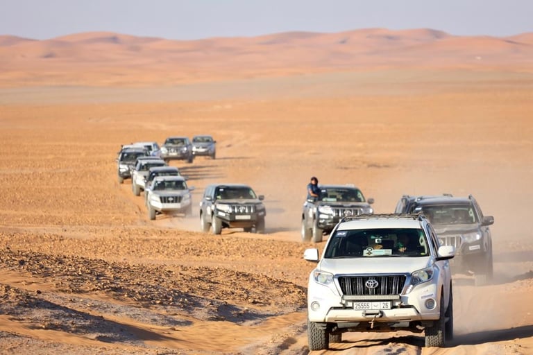 Équipe d’entreprise participant à un raid 4x4 dans le désert marocain pour un team building aventure