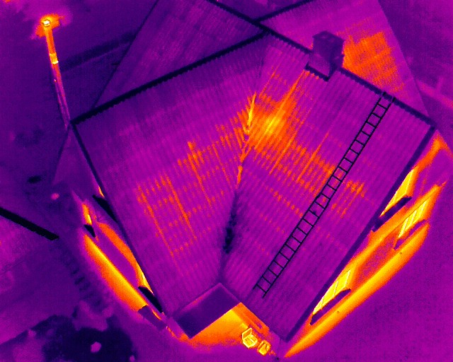 Privataus namo termovizija dronu