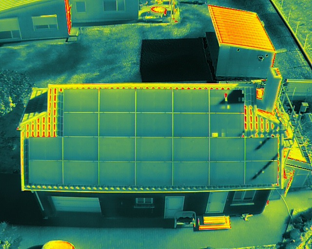 Saulės elektrinės termovizija dronu