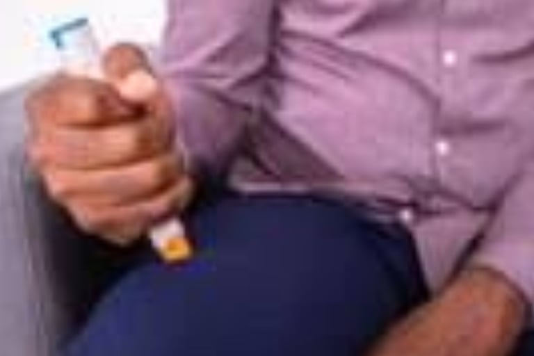 وحمل حاقن الإبينفرين التلقائي (EpiPen)