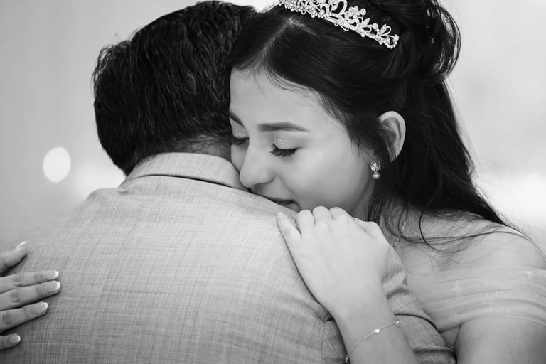 Fotografía emotiva de quinceañera abrazando a su abuelo con amor en blanco y negro en Quito, Ecuador