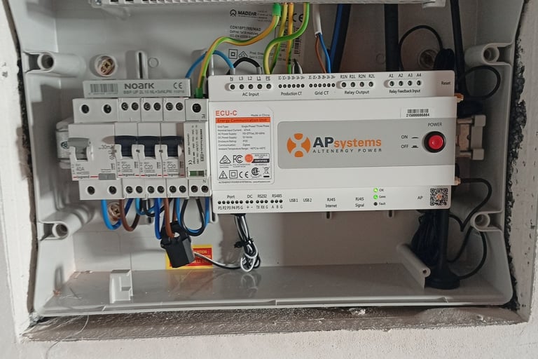 Passerelle photovoltaïque avec tores de mesure pour le suivi de la production et de la consommation