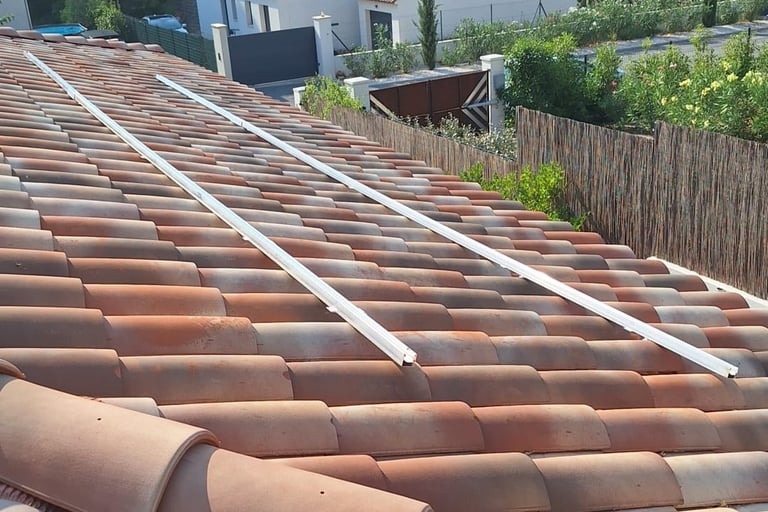 Pose des rails de fixation pour panneaux solaires à Lorgues dans le Var (83), étape clé avant l’installation photovoltaïque.
