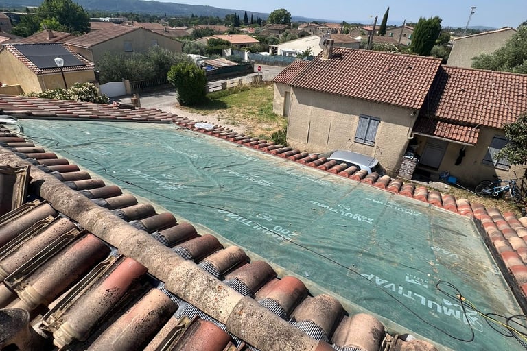 Ancien système d'intégration photovoltaïque visible après la dépose des panneaux sur une toiture à Villeneuve (04)