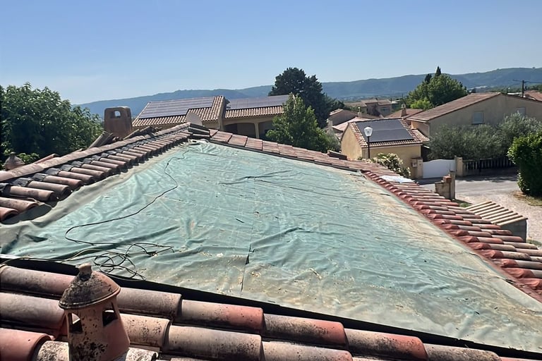 Toiture après la dépose des panneaux photovoltaïques laissant apparaître l'ancien système d'intégration au bâti.