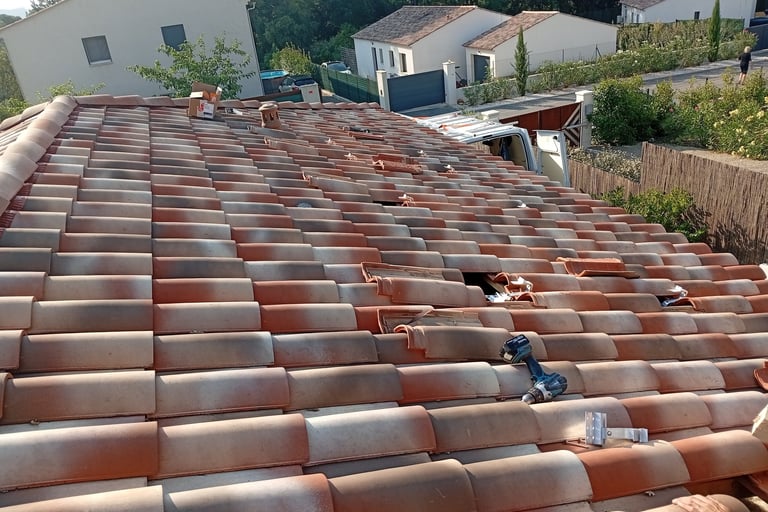 Préparation de la toiture pour installation photovoltaïque à Lorgues (83), pose des fixations pour panneaux solaires résident