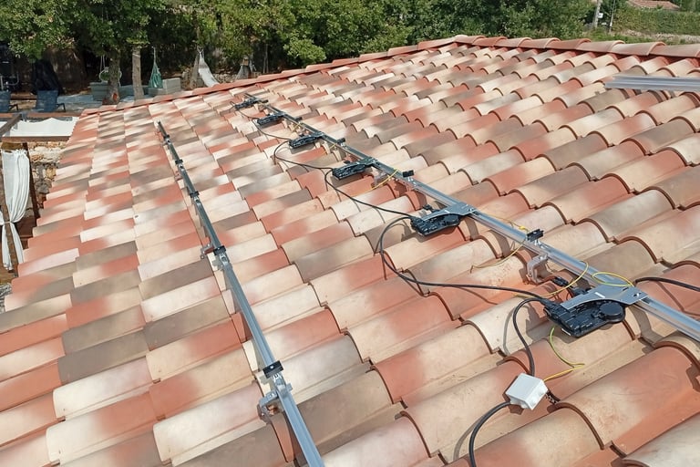 Micro-onduleurs installés sur toiture avec rails de fixation pour panneaux solaires à Lorgues (Var 83)