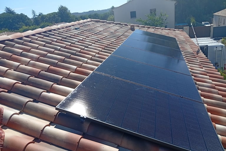 Installation de panneaux photovoltaïques sur toiture en tuiles à Lorgues dans le Var
