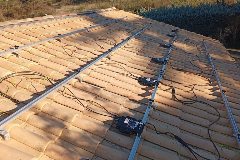 Rails de fixation installés sur la toiture avant la pose des panneaux photovoltaïques