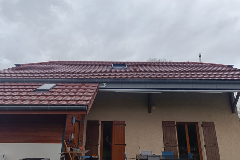 toiture pentue avec velux avant installation solaire de 9 kWc face au lac Léman