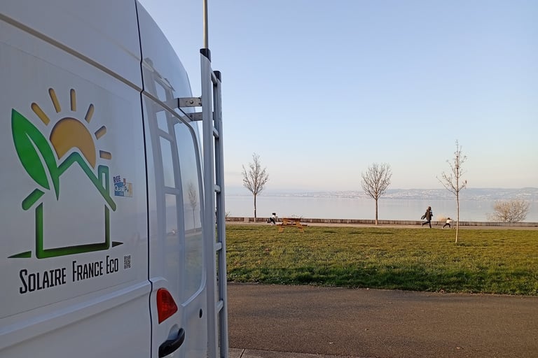 camion Solaire France Eco stationné face au lac Léman lors d’un chantier photovoltaïque